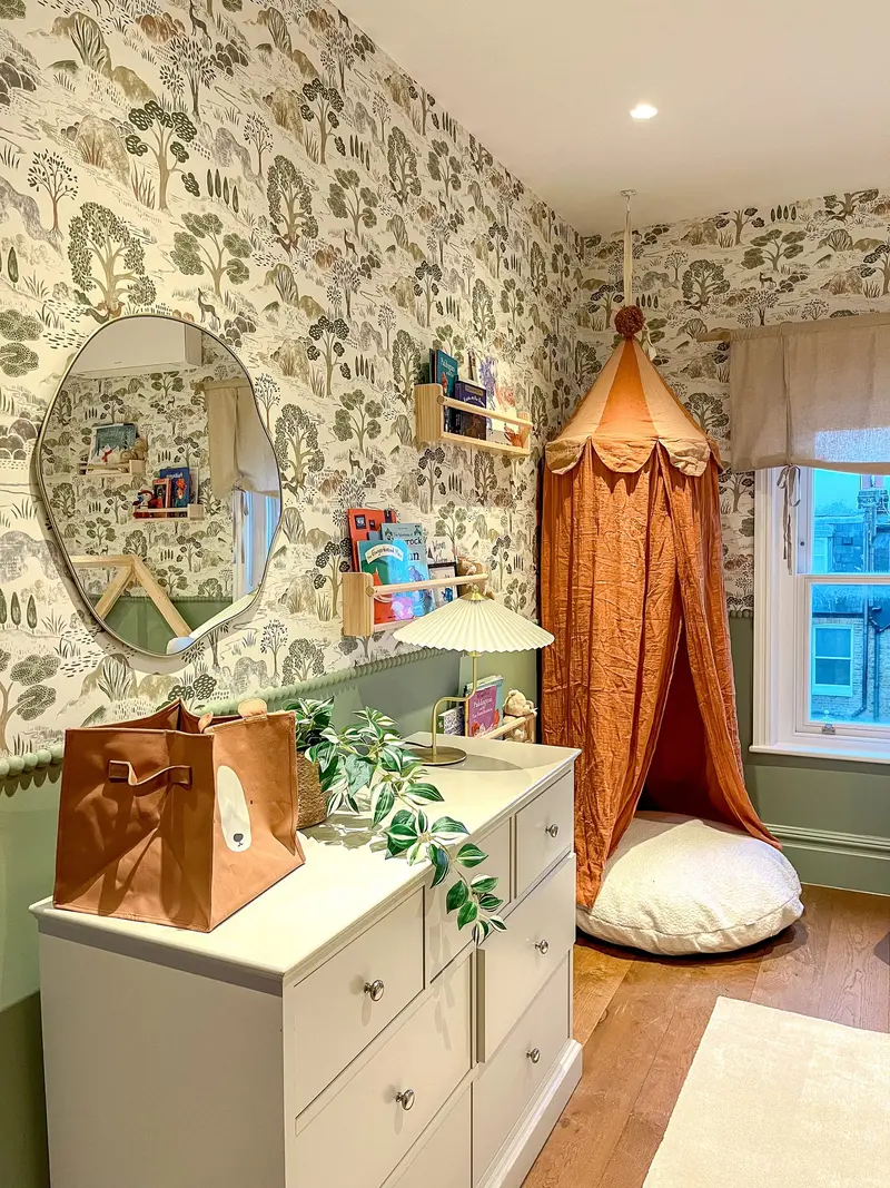Nursery corner with canopy, mirror and storage drawers